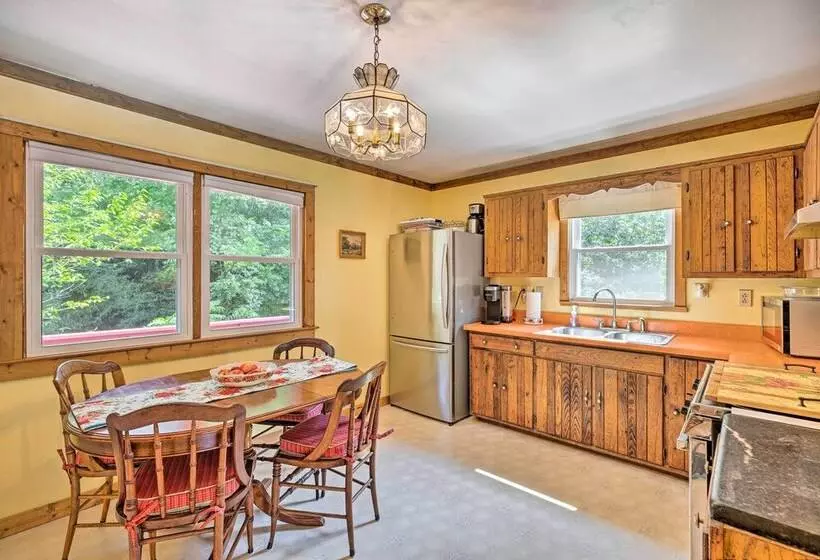 Charming Cottage < 10 Mi To Wineries & Skiing!