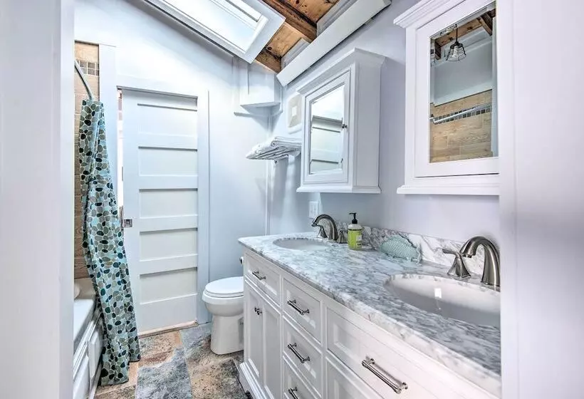 Charming Jacuzzi Suite   Walk To Parson S Beach!