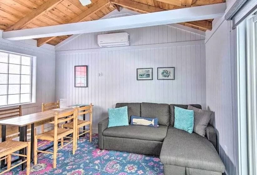 Charming Jacuzzi Suite   Walk To Parson S Beach!