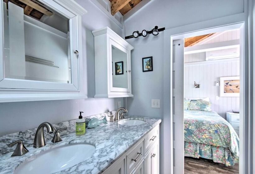 Charming Jacuzzi Suite   Walk To Parson S Beach!