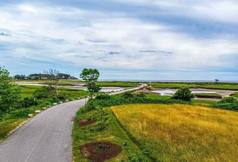 Charming Jacuzzi Suite   Walk To Parson S Beach!