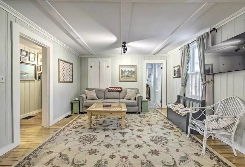 Charming Sutton Cottage: Walk To Lake & Farm!