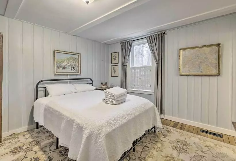 Charming Sutton Cottage: Walk To Lake & Farm!