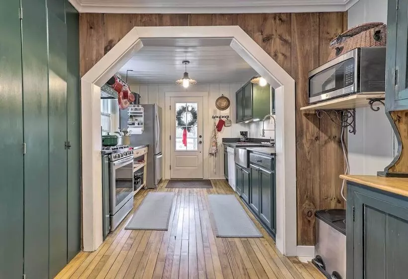 Charming Sutton Cottage: Walk To Lake & Farm!