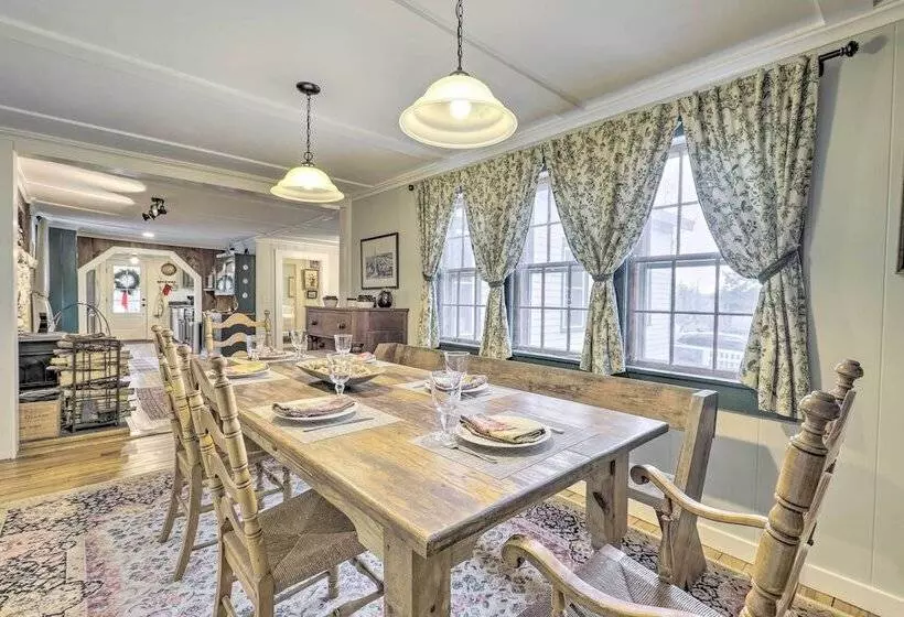 Charming Sutton Cottage: Walk To Lake & Farm!