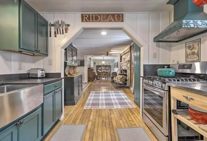 Charming Sutton Cottage: Walk To Lake & Farm!