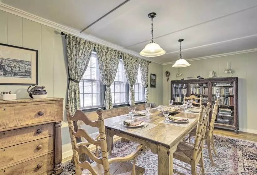 Charming Sutton Cottage: Walk To Lake & Farm!