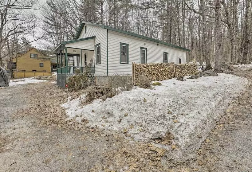 Charming Sutton Cottage: Walk To Lake & Farm!