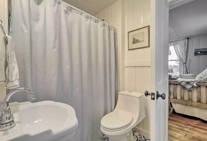 Charming Sutton Cottage: Walk To Lake & Farm!