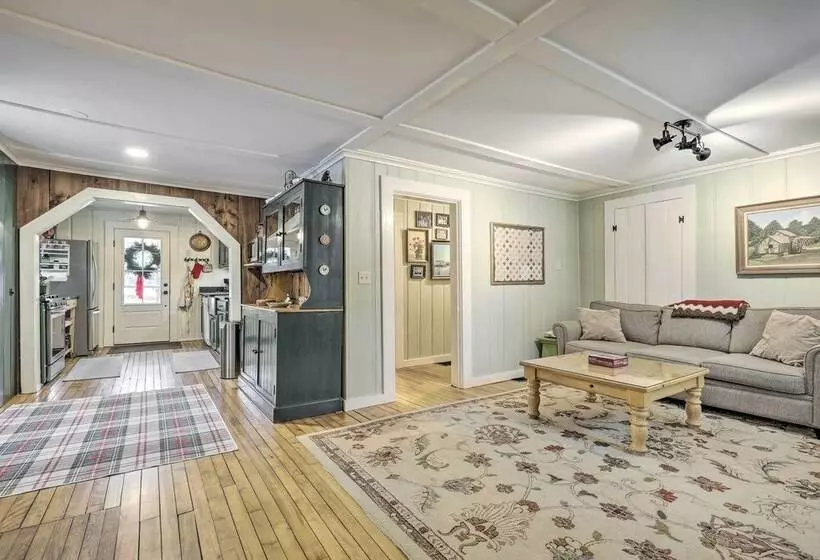 Charming Sutton Cottage: Walk To Lake & Farm!