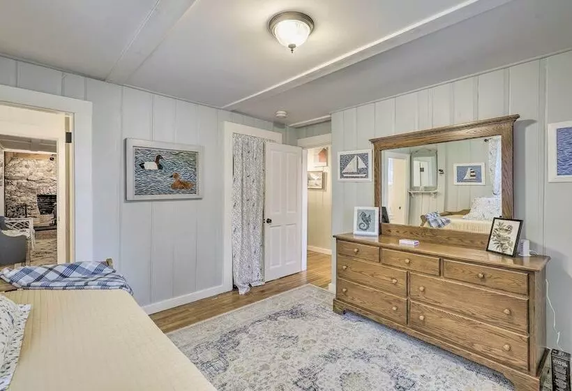 Charming Sutton Cottage: Walk To Lake & Farm!