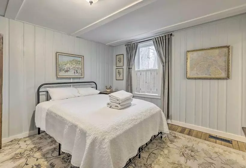 Charming Sutton Cottage: Walk To Lake & Farm!