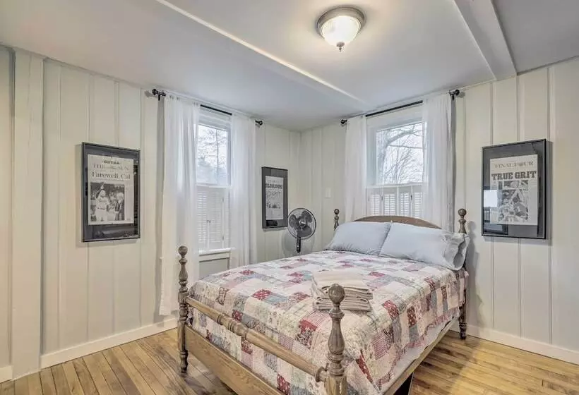 Charming Sutton Cottage: Walk To Lake & Farm!