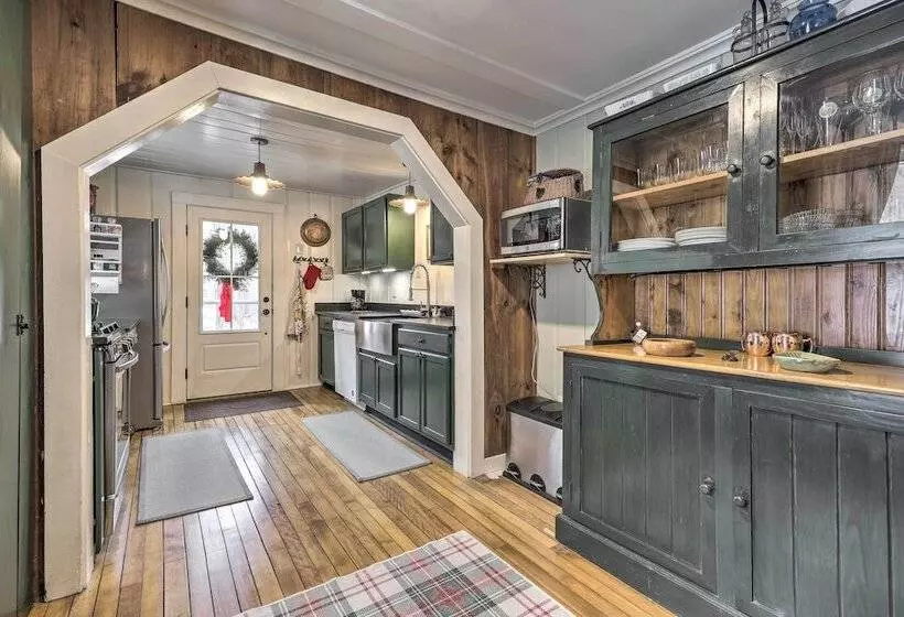 Charming Sutton Cottage: Walk To Lake & Farm!