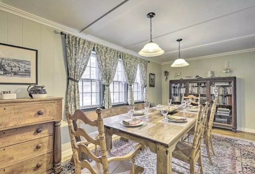 Charming Sutton Cottage: Walk To Lake & Farm!