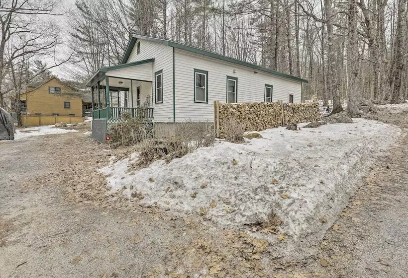 Charming Sutton Cottage: Walk To Lake & Farm!