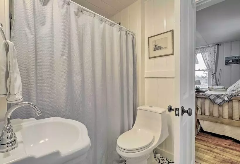 Charming Sutton Cottage: Walk To Lake & Farm!