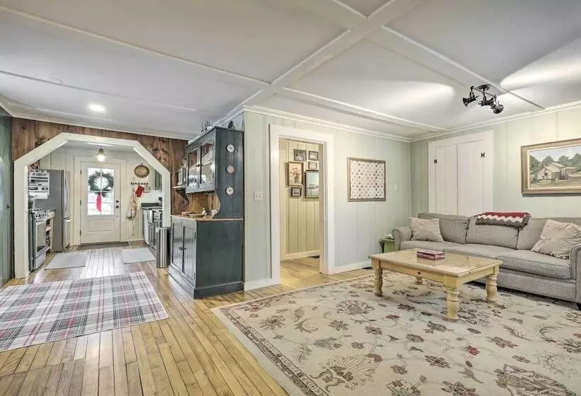 Charming Sutton Cottage: Walk To Lake & Farm!