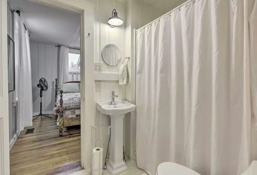 Charming Sutton Cottage: Walk To Lake & Farm!