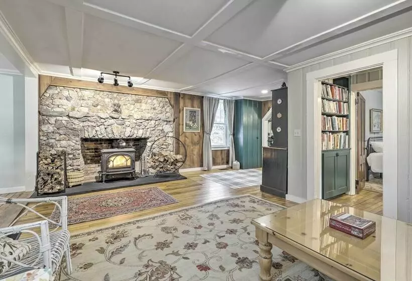 Charming Sutton Cottage: Walk To Lake & Farm!