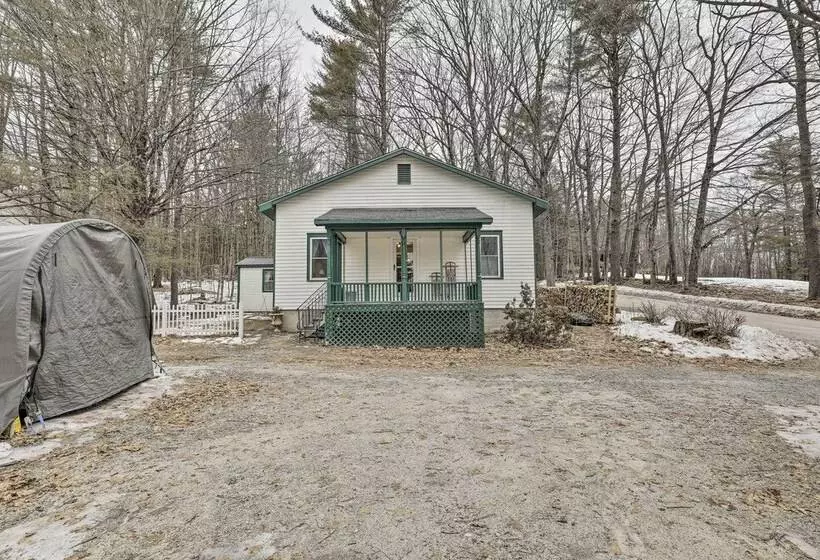 Charming Sutton Cottage: Walk To Lake & Farm!