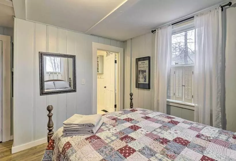 Charming Sutton Cottage: Walk To Lake & Farm!