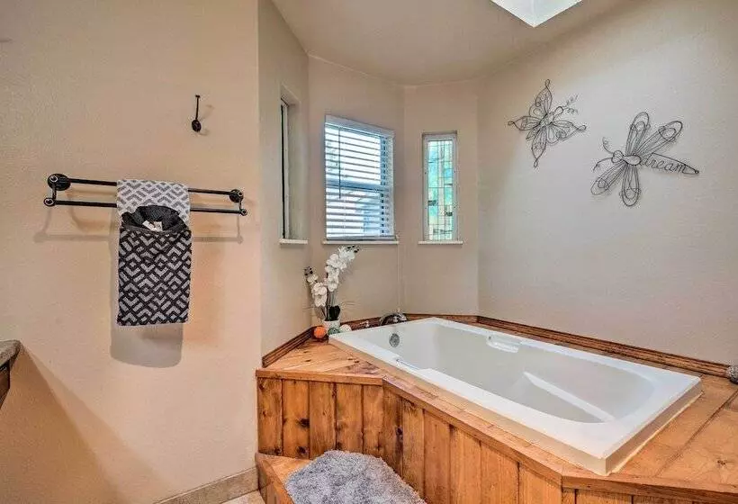 Coastal Retreat Near Redwoods & 2 Miles To Beach!