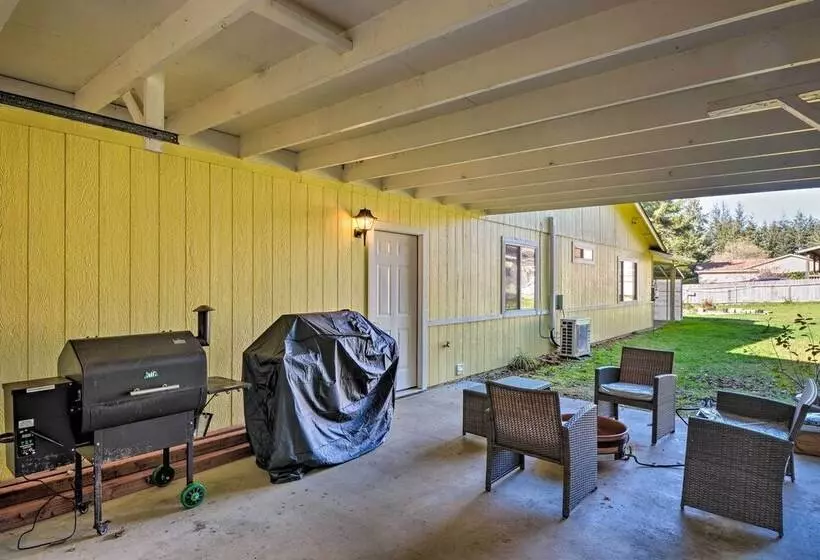 Coastal Retreat Near Redwoods & 2 Miles To Beach!