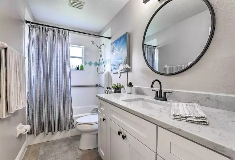 Dog Friendly Lake Home W/ Dock ~ 25 Mi To Disney!