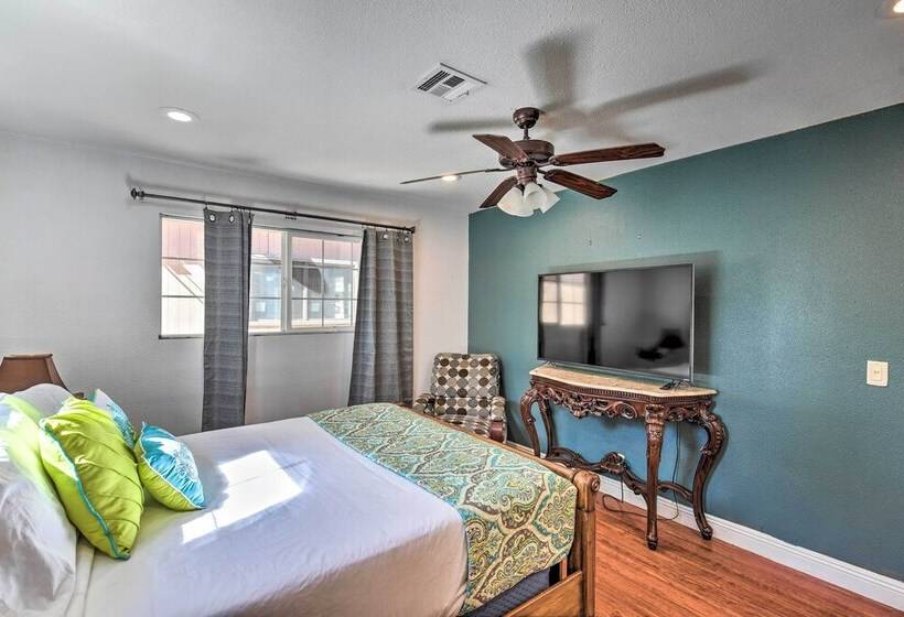 Elegant Home W/ Pool Table: 3 Mi To Vegas Strip!