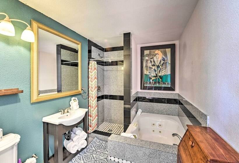 Elegant Home W/ Pool Table: 3 Mi To Vegas Strip!