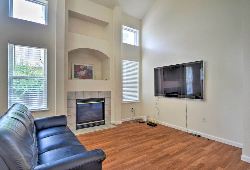 Family Home W/ Fenced Yard: 15 Mi To Denver!