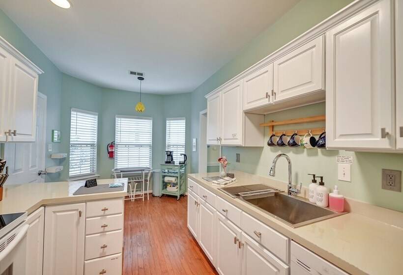 ~ 2 Mi From Uk: Gorgeous Lexington Retreat!