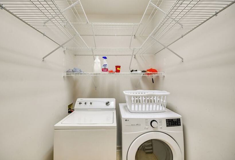 ~ 2 Mi From Uk: Gorgeous Lexington Retreat!