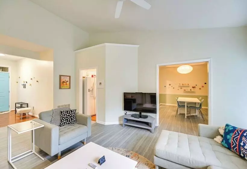 ~ 2 Mi From Uk: Gorgeous Lexington Retreat!