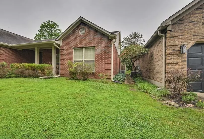 ~ 2 Mi From Uk: Gorgeous Lexington Retreat!