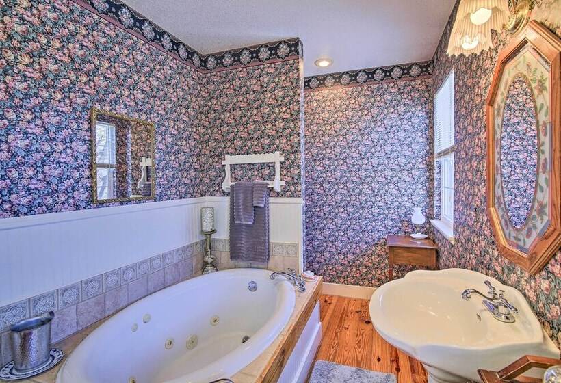 Grand Fredericksburg Retreat   Walk To Main St!