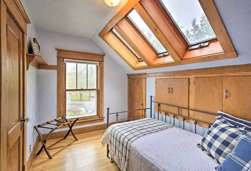 Historic Cumberland Home On Beaver Dam Lake!