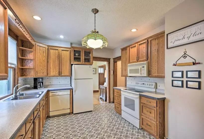 Historic Cumberland Home On Beaver Dam Lake!