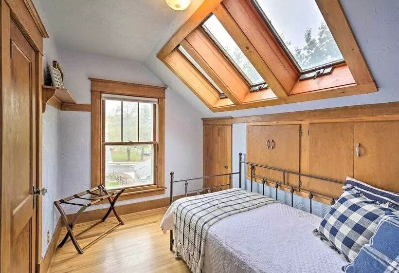 Historic Cumberland Home On Beaver Dam Lake!