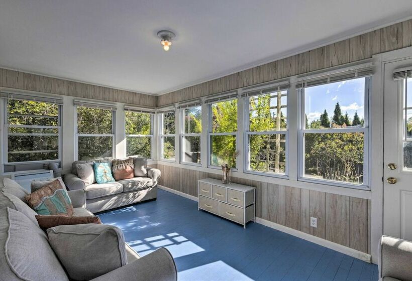 Historic North Fork Farmhouse Near Wineries!