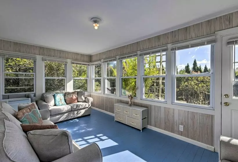 Historic North Fork Farmhouse Near Wineries!