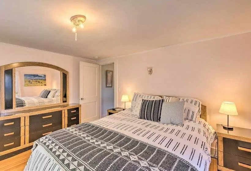 Historic North Fork Farmhouse Near Wineries!