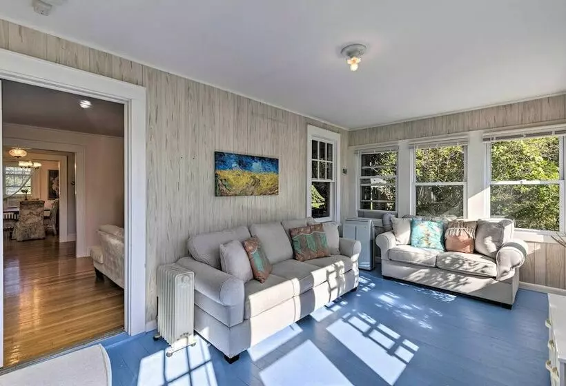 Historic North Fork Farmhouse Near Wineries!