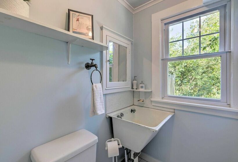 Historic North Fork Farmhouse Near Wineries!