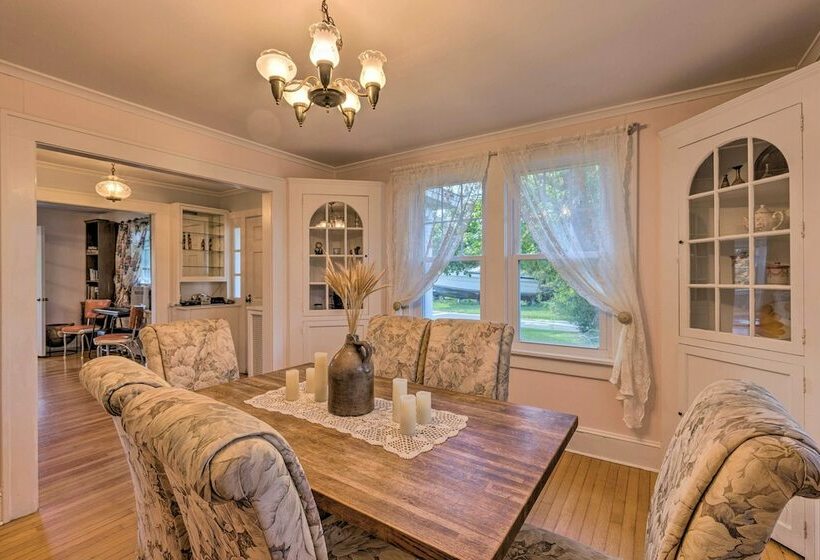 Historic North Fork Farmhouse Near Wineries!