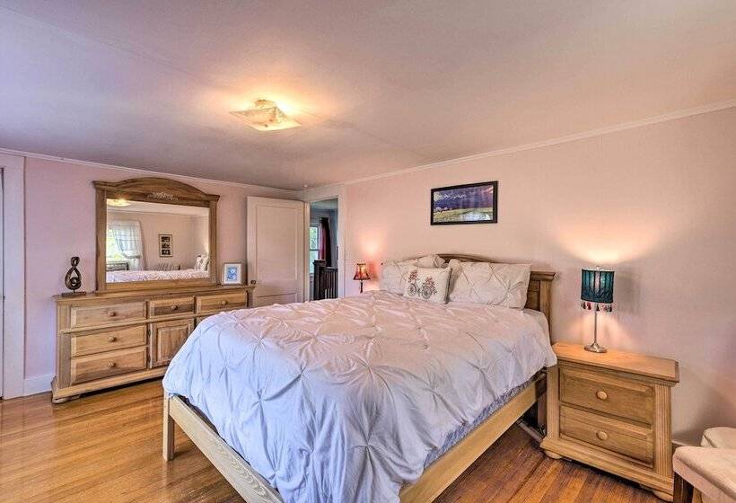 Historic North Fork Farmhouse Near Wineries!