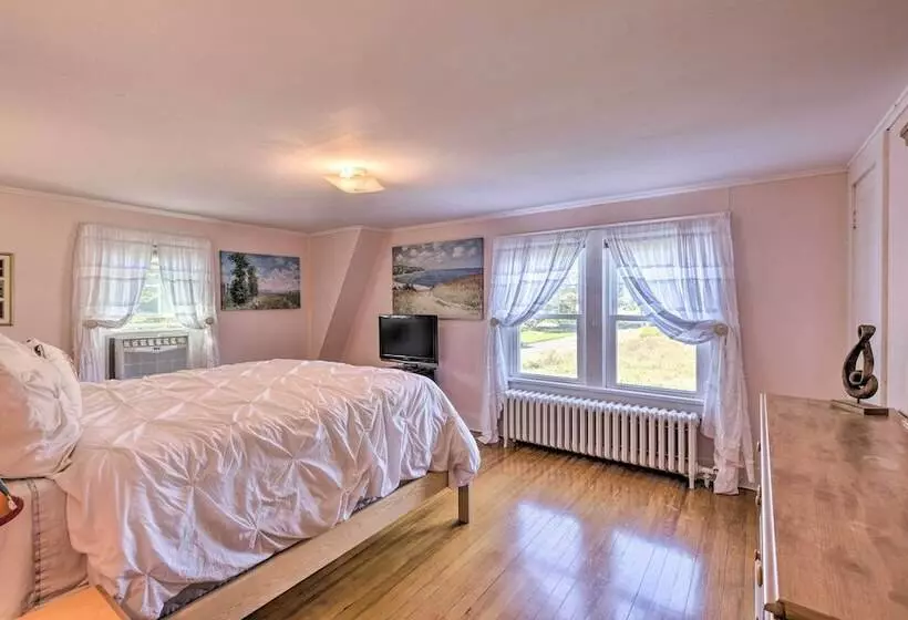 Historic North Fork Farmhouse Near Wineries!