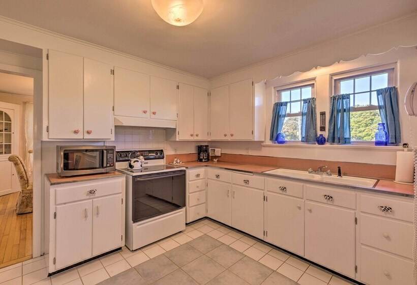 Historic North Fork Farmhouse Near Wineries!