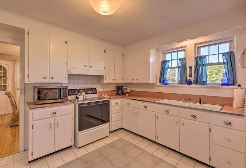 Historic North Fork Farmhouse Near Wineries!